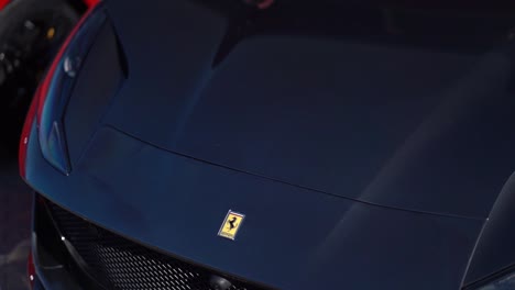 Parallaxenaufnahme-Eines-Ferrari-Vor-Dem-Auto
