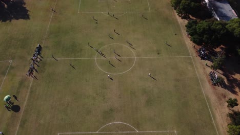 Drohnenvideo-Eines-Fußballspiels-Am-Christian-Brothers-College-In-Bulawayo,-Simbabwe
