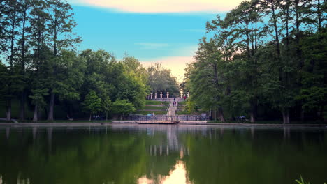 Blick-Auf-Den-Park-Bei-Sonnenuntergang,-Zeitraffer,-Ior-Park,-Bukarest,-Rumänien
