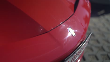 Schwenk-Eines-Ferrari-Schilds,-Das-Die-Sonne-Reflektiert