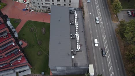 Drohnenaufnahme-Des-Neuen-Bauprozesses-Des-Bezirks-Riia-Kvartal,-Der-Den-Fernsehturm-Von-Tartu-Im-Hintergrund-Enthüllt