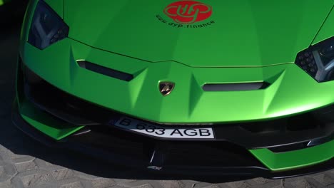 Toma-De-Paralaje-De-Un-Lamborghini-Verde-Estacionado