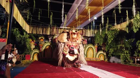 Barong-Maskentanz-Kunstaufführung-Bei-Der-Nächtlichen-Tempelzeremonie-In-Bali,-Indonesien,-Mit-Gamelan-Musik-Und-Bunten-Ornamenten-Auf-Dem-Roten-Teppich