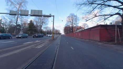 Autos-Fahren-Auf-Der-Straße-In-Der-Stadt,-Während-Fußgänger-Auf-Dem-Fußgängerüberweg-Laufen