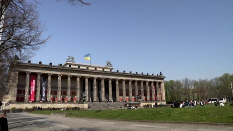 El-Antiguo-Museo-Situado-Junto-Al-Jardín-De-Placer-En-Berlín-En-Un-Bonito-Día-Soleado-Y-Claro-Con-La-Bandera-De-Ucrania-Ondeando-En-El-Viento