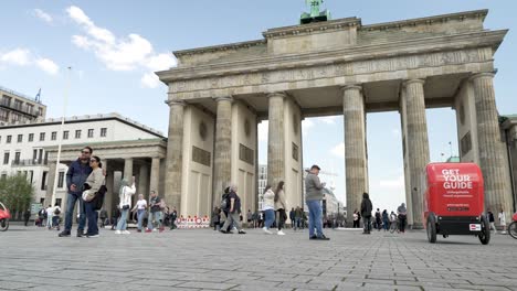 Aufnahme-Aus-Einem-Niedrigen-Winkel-Vom-Platz-Des-18.-März-Neben-Dem-Brandenburger-Tor-Mit-Vorbeifahrenden-Touristen-Und-Radfahrern