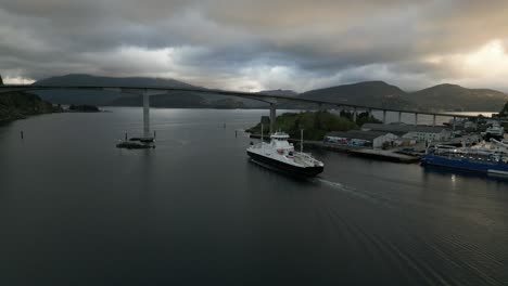 Fjord1-&#39;Hornelen&#39;-Ferry-Pasando-Bajo-Un-Puente-En-Måløy,-Noruega