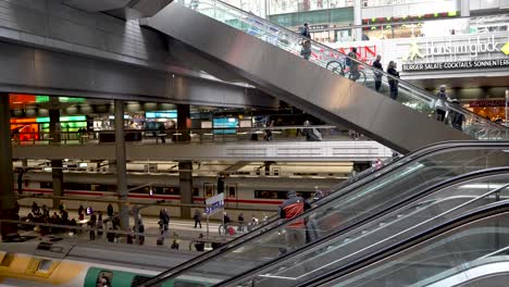 Blick-Auf-Mehrstufige-Rolltreppen-Am-Berliner-Hauptbahnhof