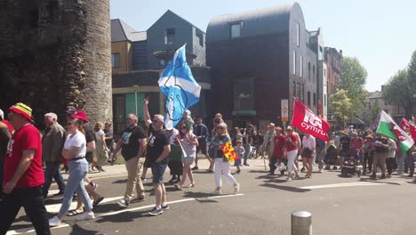 Ein-Unabhängigkeitsdemonstrant-Mit-Einer-Ja-Saltire-Flagge-Bei-Einer-Walisischen-Unabhängigkeitskundgebung