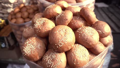 Vendiendo-Pan-Crujiente-O-Galletas-En-La-Calle