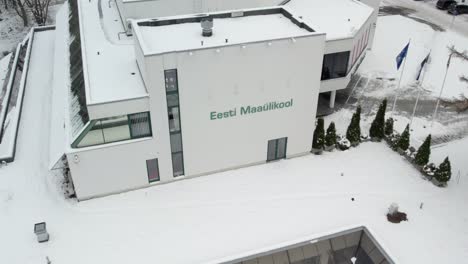 Schwenk-Drohnenaufnahme-Der-Verschneiten-Life-Science-Universität-EmÜ-Haupthausgebäude-Der-Estnischen-Ländlichen-Universität