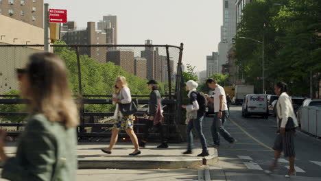 Fußgänger-In-New-York-City-überqueren-Den-Bürgersteig,-Während-Ein-Nahverkehrszug-Darunter-Hindurchfährt