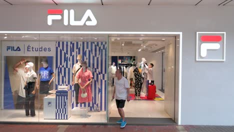 Se-Ve-A-Un-Comprador-Saliendo-De-La-Tienda-Fila-De-La-Marca-Italiana-De-Ropa-Deportiva.