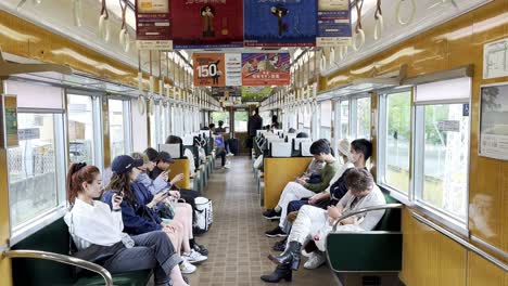 Pendler-Sitzen-Tagsüber-In-Der-U-Bahn-Von-Kyoto