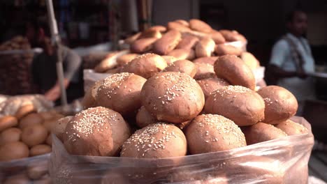 Vendiendo-Pan-Crujiente-O-Galletas-En-La-Calle