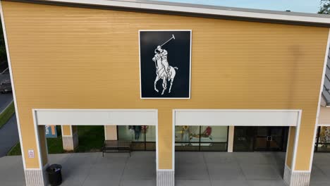 Polo,-Ralph-Lauren-Logo-Im-Stationären-Laden