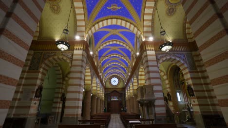 POV-Spaziergang-In-Der-Kirche-Santa-Maria-Assunta-In-Soncino,-Blick-Nach-Oben-Zu-Den-Verzierten-Blauen-Decken,-Während-Die-Lichter-Eingeschaltet-Werden