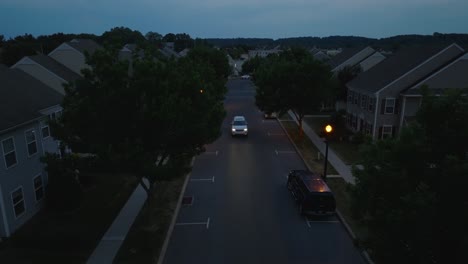 Vehículo-Jeep-Conduciendo-Hacia-Drones-Por-La-Noche