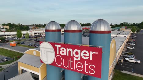 Tanger-Outlets-logo-and-sign-on-silos
