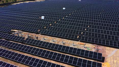 Viele-Arbeiter-Heben-Die-Solarmodule-Hoch-Und-Bringen-Sie-Zu-Der-Anlage,-Die-Zur-Stromerzeugung-Im-Solarpark-Dienen-Soll