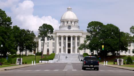 Dexter-Avenue-and-Alabama-State-Capitol-building-in-Montgomery,-Alabama-with-stable-video-close-up