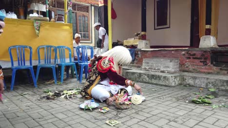 Topeng-Dancers-Pray-in-Balinese-Hindu-Temple-Ceremony,-Masked-Theater-Performers-Worship-Hindu-Gods-in-Colorful-Costumes