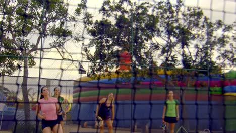Eine-Athletische-Frau-Springt-Auf,-Um-Einen-Ball-Beim-Beach-Tennis-Zurückzuschlagen