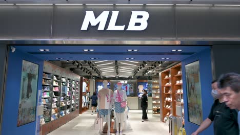 Chinesische-Fußgänger-Gehen-An-Der-Amerikanischen-Profi-Baseball-Organisation,-Der-Major-League-Baseball-Und-Dem-Offiziellen-Merchandise-Shop-Vorbei