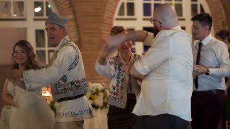 Gasttanz-Mit-Traditionellen-Tänzern-Auf-Einer-Hochzeitsfeier