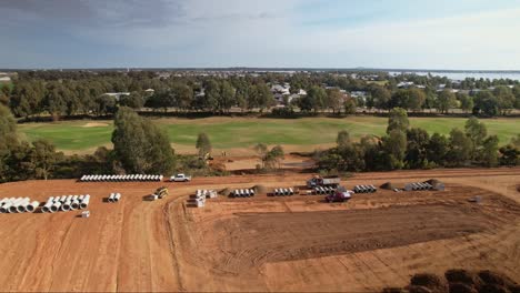 Yarrawonga,-Victoria,-Australia---2-De-Junio-De-2023:-Carretilla-Elevadora-Con-Orugas-Que-Transporta-Un-Foso-De-Hormigón-En-El-Sitio-De-Construcción-En-La-Finca-Silverwoods-En-Yarrawonga