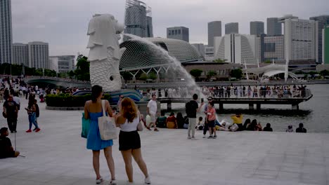 Tourists-take-photos-of-the-Merlion,-an-iconic-statue-and-symbol-of-Singapore