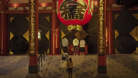 Los-Japoneses-Se-Inclinan-A-La-Entrada-Del-Templo-Sagrado-Sensō-ji.