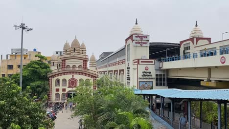 Toma-Panorámica-De-La-Estación-De-Metro-De-Dakshineshwar-Durante-El-Día.