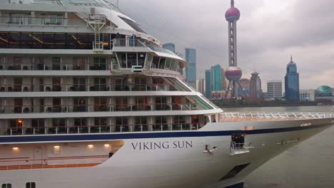 Kreuzfahrtschiff-Viking-Sun-Im-Hafen-Von-Shanghai,-China