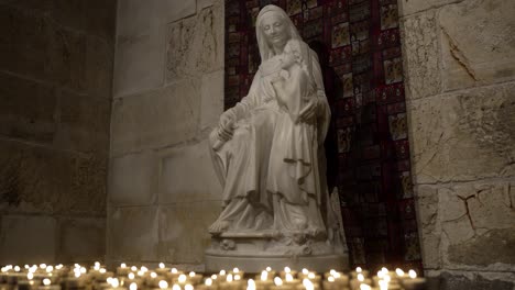 Estatua-De-María-Dentro-De-La-Iglesia-De-St