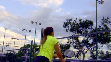 Mujer-Joven-Jugando-Tenis-De-Playa-En-Brasil.