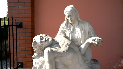 Figur-Von-Jesus-Christus,-Der-In-Den-Armen-Seiner-Mutter-Liegt,-Kreuzweg-In-Gietrzwałd