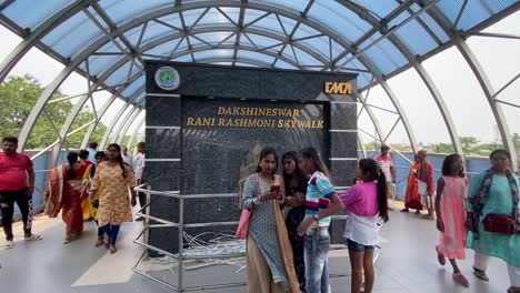 Gente-Caminando-En-Dakshineshwar-Rani-Skywalk-En-Kolkata