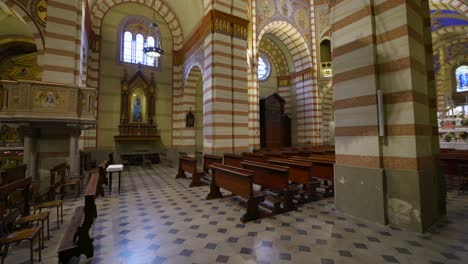 POV-Spaziergang-In-Der-Kirche-Santa-Maria-Assunta-In-Soncino,-Lombardei