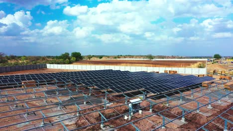 Sonnenkollektoren-Und-Module,-Die-In-Einem-Solarkraftwerk-In-Indien-Installiert-Werden,-Wunderschöne-Landschaftsansicht-Mit-Dramatischen-Wolken