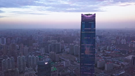 Toma-Aérea-Del-Hotel-W-Y-Del-Centro-Sinar-Mas-Con-El-Horizonte-De-Shanghai-Al-Fondo