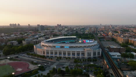 Vista-Aérea-Inclinada-Hacia-El-Estadio-Yankee,-Durante-Un-Partido-De-Béisbol-En-Nueva-York,-EE.UU.