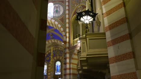POV-Mirando-La-Luz-Del-Sol-En-Las-Pinturas-Murales-Dentro-De-La-Iglesia-De-Santa-María-Assunta-Ubicada-En-Soncino,-Lombardía
