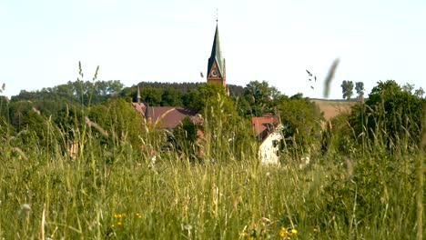 Heiligtum-Unserer-Lieben-Frau-Von-Gietrzwałd,-Turm-Von-Oben-Im-Gras-Gesehen