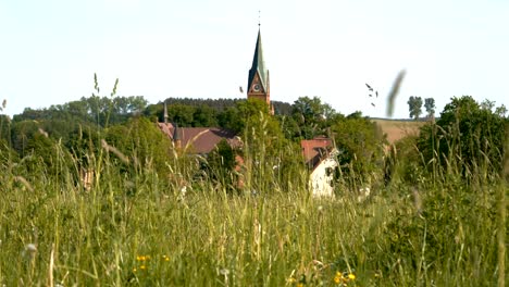 Santuario-De-Nuestra-Señora-De-Gietrzwałd,-Torre-Vista-Desde-Arriba-De-La-Hierba