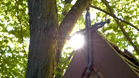 Cruz-En-La-Capilla-De-Gietrzwałd-Bajo-Los-Rayos-Del-Sol.