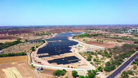 Luftdrohnenkamera,-Die-Das-Gesamte-Solarkraftwerk-In-Der-Nähe-Der-Straße-Zeigt