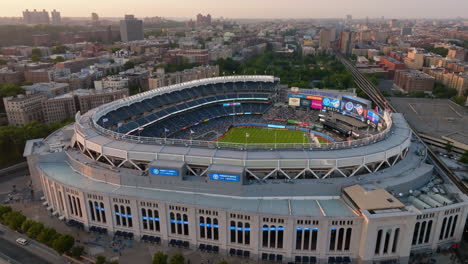 Yankee-Stadium,-Durante-La-Noche-De-Juego-En-Bronx,-Nueva-York,-Estados-Unidos:-Reversa,-Inclinación,-Disparo-De-Drone