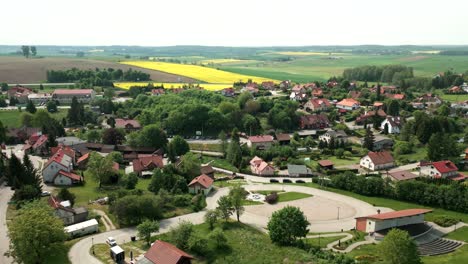Dorf-Gietrzwałd,-Drohnenflug-über-Die-Dorfgebäude