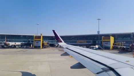 Blick-Aus-Dem-Flugfenster,-Flugzeug-Verlässt-Terminal-Zum-Abheben-Am-Tag.-Video-Aufgenommen-Beim-Vistara-Flug-Am-Internationalen-Flughafen-Indra-Gandhi,-Neu-Delhi,-Indien,-Am-5.-März-2022